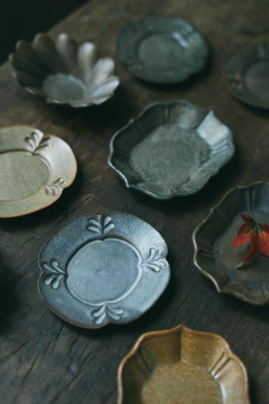 魂生製器　「生之禮讚」系列　2020—2023　台灣陶土、日本信樂黑化妝土、繡黃釉、苔綠釉、鐵黑釉、霧白釉；泥板手工石膏塑形、電窯1230℃　最大件11×3 cm（攝影／Wayne Lee）