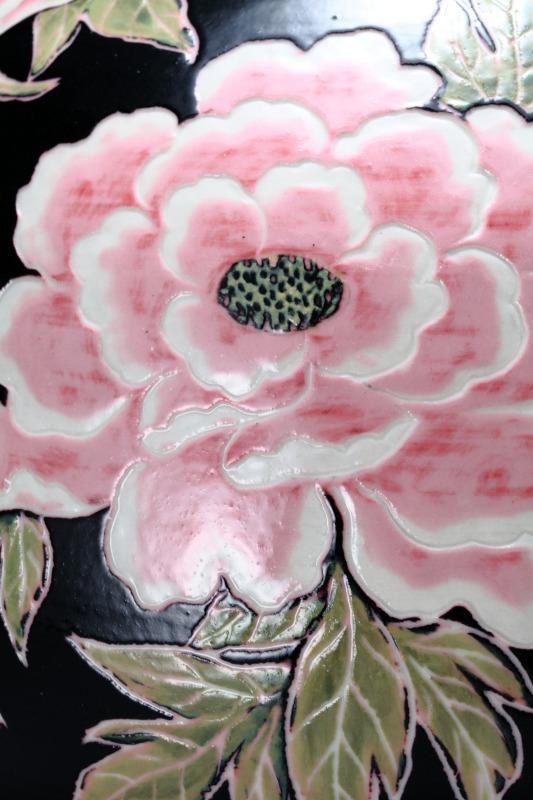蘇世雄，雕釉黑底富貴花紋瓶（作品局部），2011，Ø34×35cm（圖片／家屬提供）