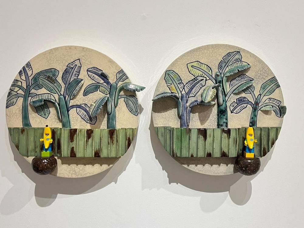 葉怡利，香蕉林01、香蕉林02，陶瓷、塑膠玩具，2025。香蕉是葉怡利善用的創作元素之一。