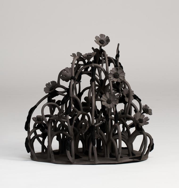 呂巧智　從天堂墜落　2023　陶、纖維　35×32×33cm