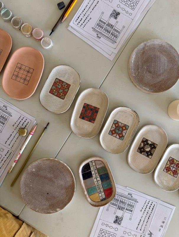 教同學以填釉彩的方式復刻台灣老花磚