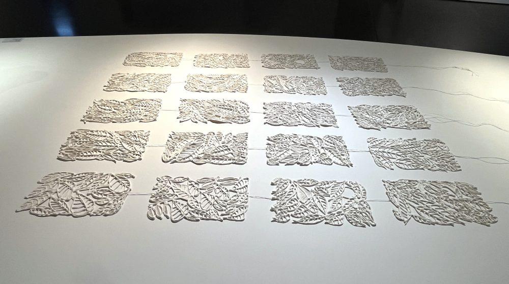 西班牙陶藝家克莉絲蒂娜 馬奎斯的作品〈梢間之光〉，2021，瓷土、封蠟麻線 翻模繪圖 電窯、氧化燒成1240度，250x12x138cm