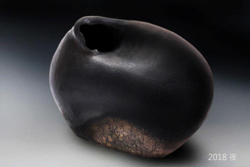 連炳龍　夜　2018　柴窯(還原燒)1235°C 土片成形、熟料土　48×56×18cm