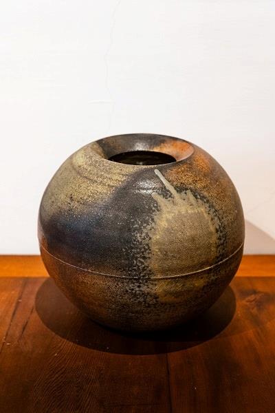 吳孟哲　大花器　2019　26x26x25（攝影／馬嘉伸）　以穴窯裸燒七天攝氏1326度；燒製時放於第三階的後方。