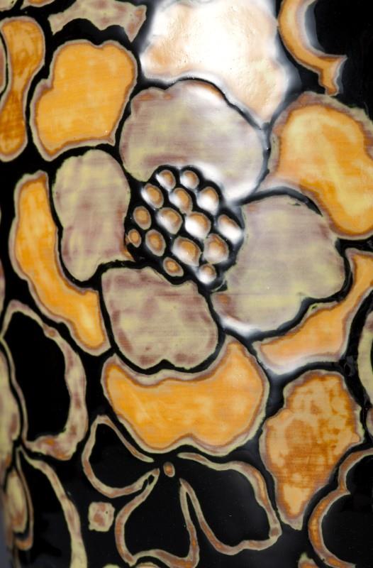 蘇世雄，雕釉黑底散花紋瓶（作品局部），2012—13，Ø 26.5×47.5cm（圖片／家屬提供）