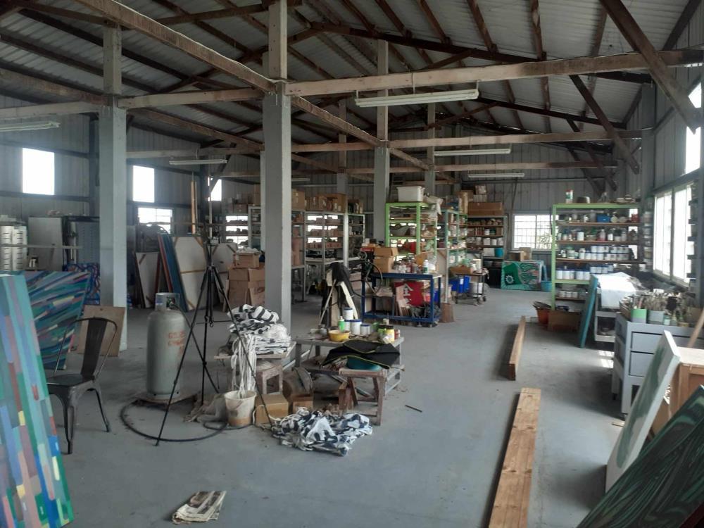 工作室一景，室內工作區可以進行辦公或繪畫創作。