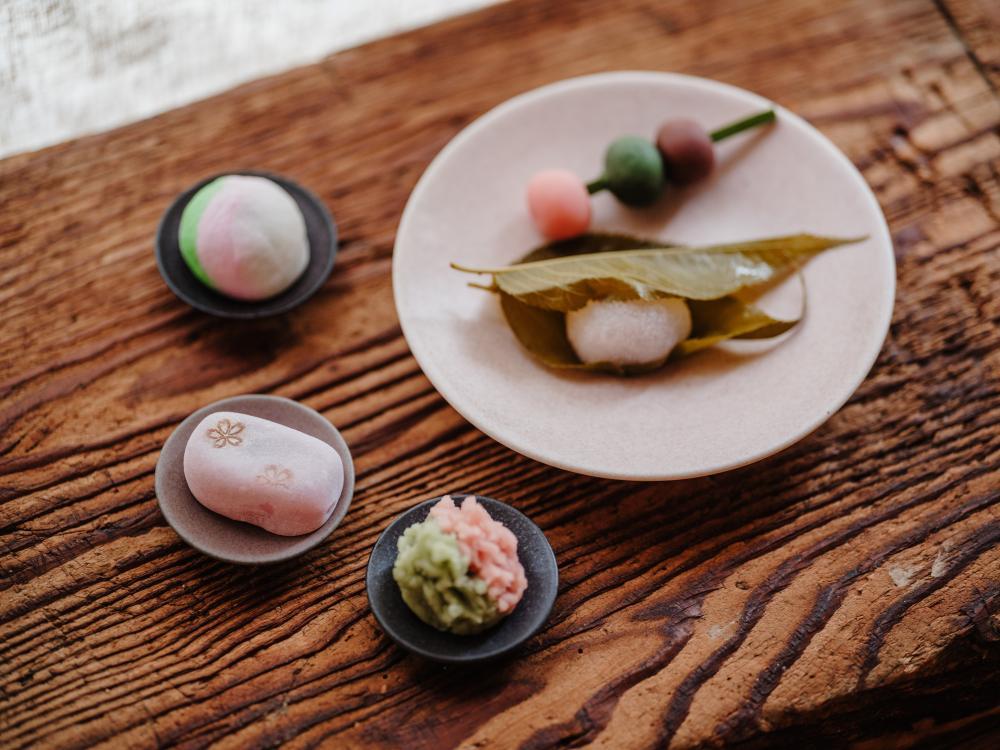 魂生製器　「魂之曉」系列餐具　2025　日本瓷土、藕紫冰裂釉彩系列(含再生石材)；電窯1230℃　盤22×4.5cm（攝影／李尚謙）