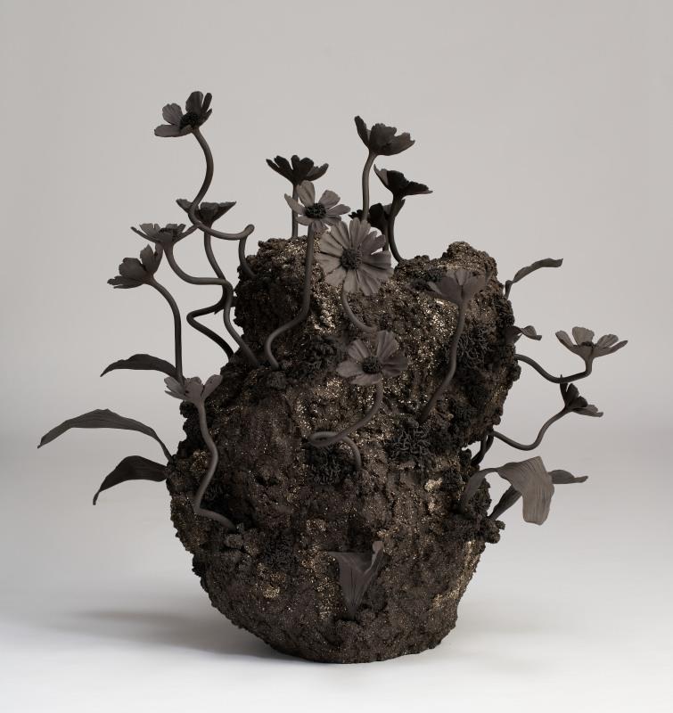 呂巧智　迎向太陽的光　2023　陶　59×59×64cm